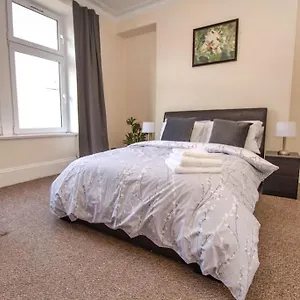 Gustina , Aberdeen United Kingdom